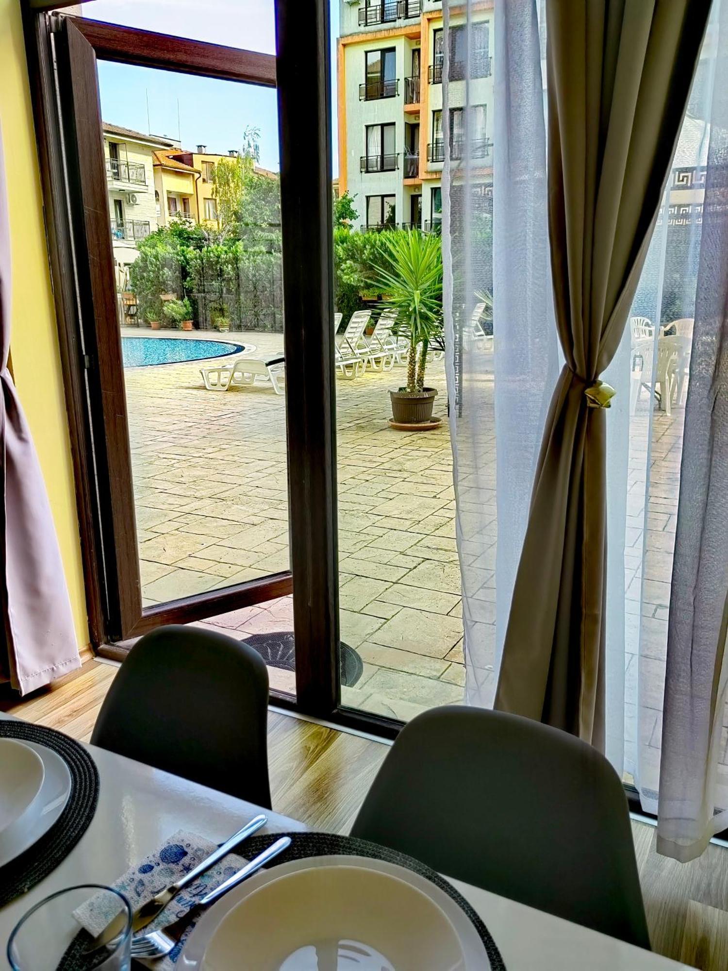 Pool Apartment Amadeus Lux サニービーチ 部屋 写真